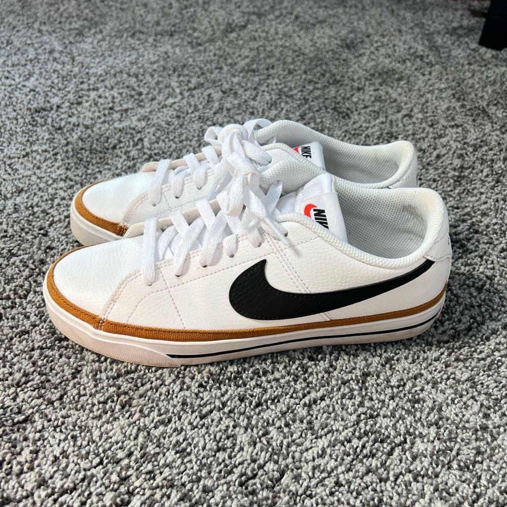 Nike Women's 9/Mens 7.5 Court Legacy Sneaker White Shoes